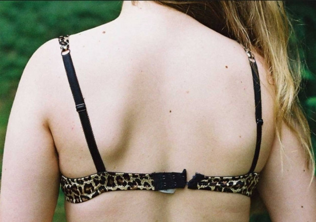 Σφήνωσε το στήθος της ανάμεσα σε δύο... βράχους! (βίντεο)