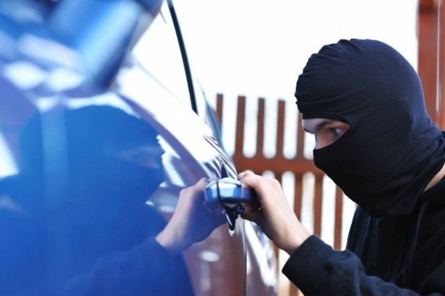 Έκανε διαρρήξεις σε αυτοκίνητα με απίστευτο τρόπο