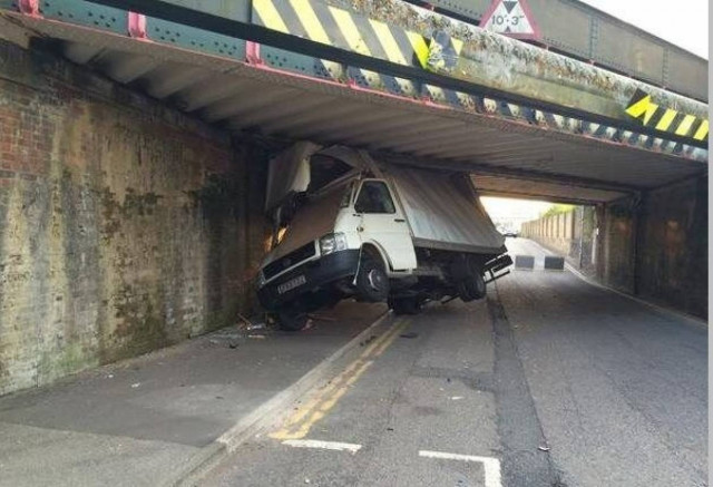 Φορτηγό προσπαθεί να περάσει κάτω από γέφυρα αλλά (pics)