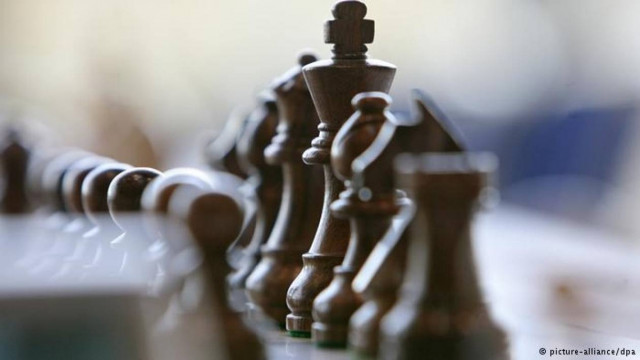 Spiegel: «Ρουά ματ στη βασίλισσα» Μέρκελ