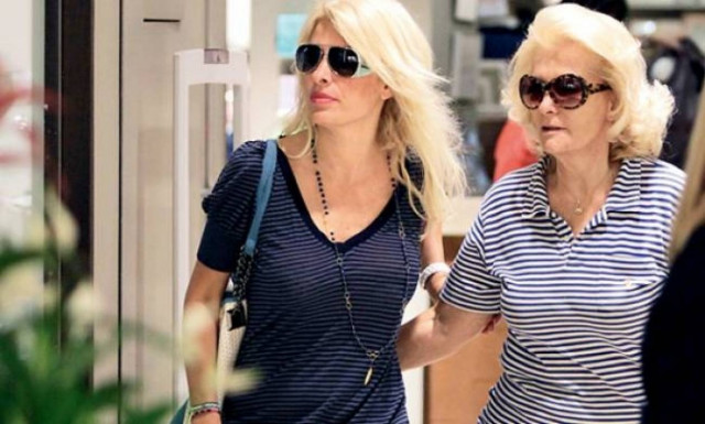 Δείτε την Ελένη Μενεγάκη πριν 19 χρόνια να δίνει συνέντευξη μαζί με τη μητέρα της