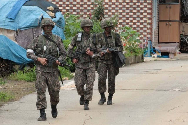 Νότια Κορέα: Συνεχίζεται το θρίλερ με τον στρατιώτη που σκότωσε πέντε συναδέλφους του