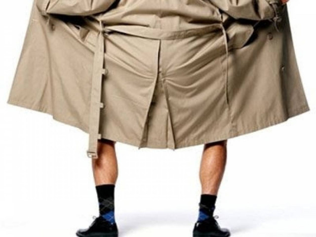 Λαμία: Κυκλοφορεί και αυνανίζεται δημοσίως!