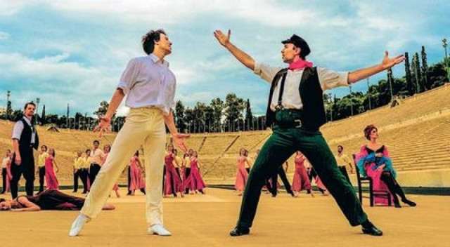 Ο Ζορμπάς στη σκιά της Ακρόπολης