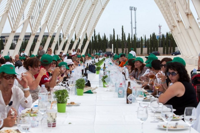 Το μεγαλύτερο κυριακάτικο τραπέζι της χρονιάς είναι γεγονός (pics-vid)