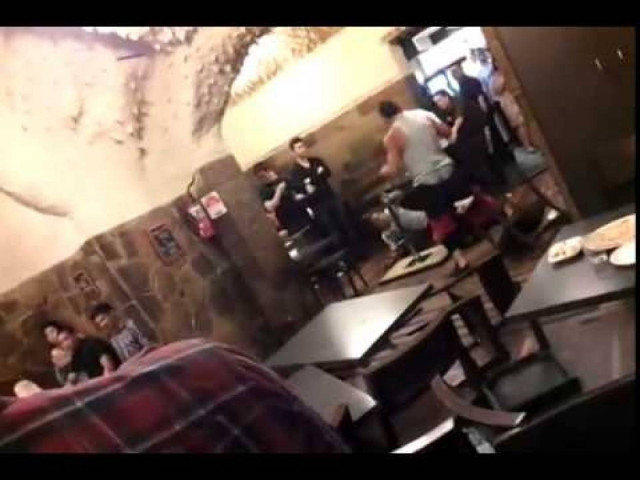 Βίντεο: Το άγριο ξύλο σε ελληνική ταβέρνα που σαρώνει στο YouTube!