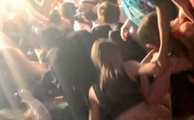 Αυτό είναι ένα άσχημο πέσιμο στο πλήθος! (βίντεο)