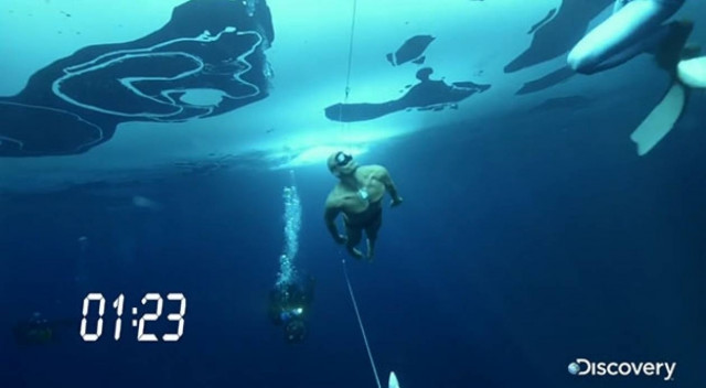 Ο άνθρωπος που κολύμπησε 76 μέτρα κάτω από τον πάγο με μια ανάσα (Video)