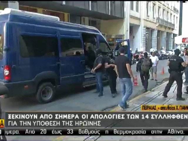 Η στιγμή της μεταγωγής των κατηγορουμένων για το καρτέλ ηρωίνης (pics-vid)