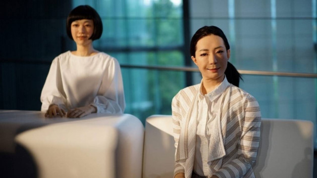 Ιαπωνία: Τα πρώτα ρομπότ παρουσιαστές! (video+photos)