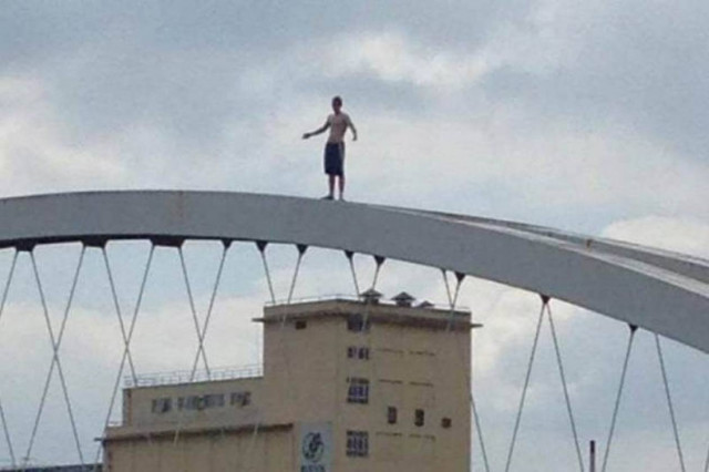 Μάντσεστερ: Βούτηξε από τα 15 μέτρα για να δροσιστεί! (video)