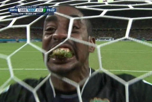 Μουντιάλ 2014: Ο τερματοφύλακας των «Ελεφάντων» έφαγε το... γρασίδι!