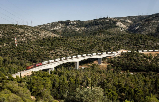 Ξεκίνησαν οι πρώτες μεταφορές εμπορευμάτων από το λιμάνι του Πειραιά (pics)