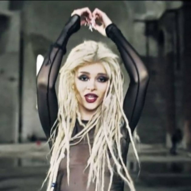 Σερβία: Αλβανίδα τραγουδίστρια ημίγυμνη μέσα στο ναό του Σωτήρος