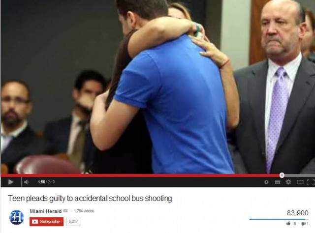 Μητέρα αγκαλιάζει το δολοφόνο της κόρης της! (βίντεο)