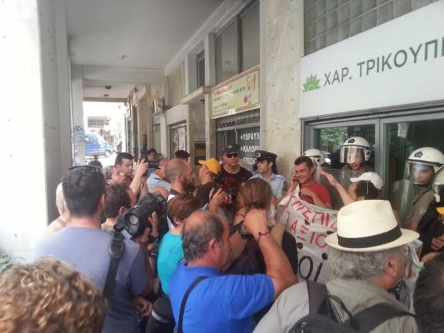 Συμπλοκές σχολικών φυλάκων με ΜΑΤ στη Χ. Τρικούπη