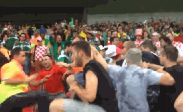Παγκόσμιο Κύπελλο 2014: Απίστευτο ξύλο μεταξύ Κροατών και Μεξικανών (video)