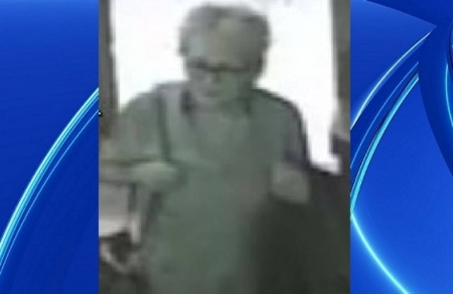 Ηλικιωμένη έκλεβε τσάντες από εστιατόρια! (βίντεο)