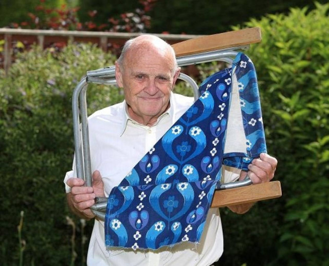 Σφηνώθηκε σε... ξαπλώστρα και κάλεσε την αστυνομία! (pics)