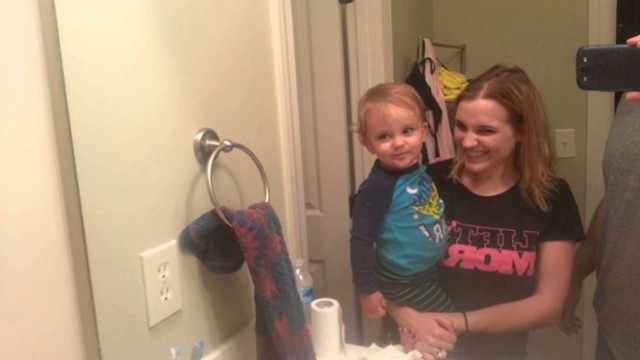 Μωρό ανακαλύπτει πως μπορεί να κουνήσει τα φρύδια του και ξεκαρδίζεται (vid)