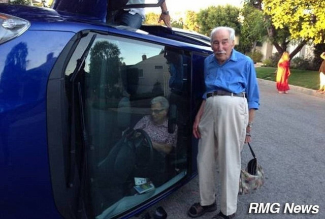 Θεός: Η γυναίκα εγκλωβισμένη στο αμάξι και εκείνος έβγαζε φωτογραφίες!