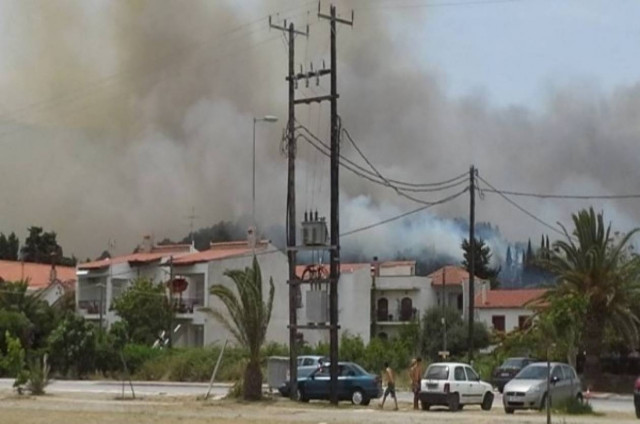 Λάρισα: Μαίνεται η μεγάλη πυρκαγιά στον Αγιόκαμπο (pics-vid)