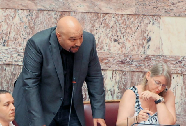 Παναγιώταρος στον Guardian: Και τι έγινε που ο αρχηγός φωτογραφήθηκε με τη σβάστικα;