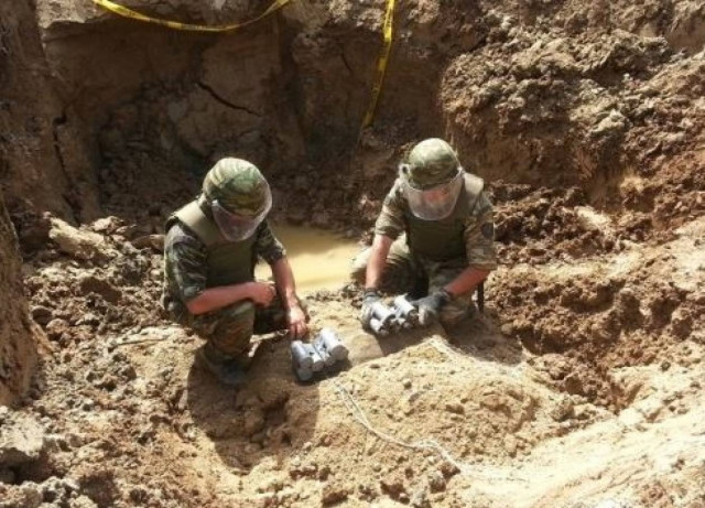 Εικόνες από την καταστροφή βόμβας στο αεροδρόμιο «Μακεδονία»