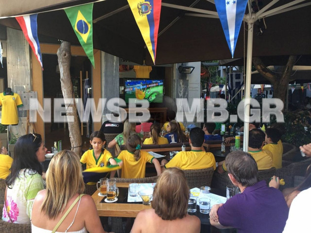 Μουντιάλ 2014: Βραζιλιάνοι παρακολουθούν τον αγώνα στην Μητροπόλεως (pics)