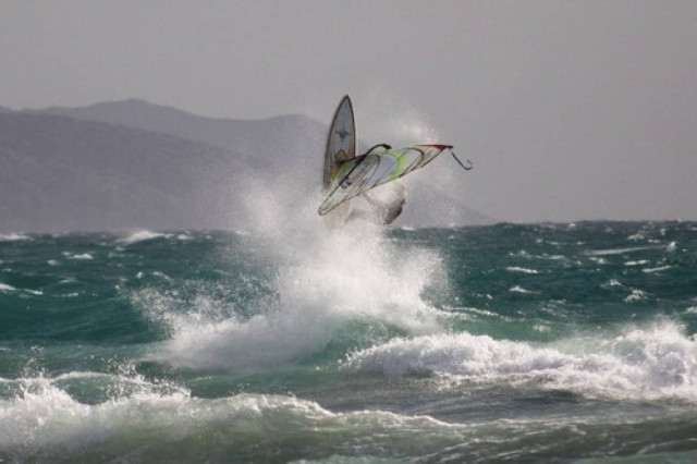 Λαμία: Εντοπίστηκε σώος στον Μαλιακό αγνοούμενος σέρφερ