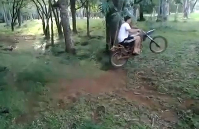 Κάνοντας κούνια με μοτοσυκλέτα (Video)