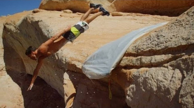 Αυτοσχέδια νεροτσουλήθρα καταλήγει σε γκρεμό ύψους 15 μέτρων (Video)