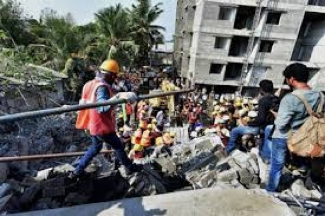 Τουλάχιστον 20 νεκροί από την κατάρρευση πολυκατοικίας στην Ινδία