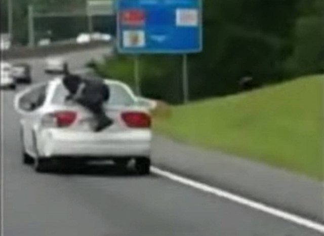 Τρόμος στο δρόμο: «Επίθεση» σε αυτοκίνητο εν κινήσει