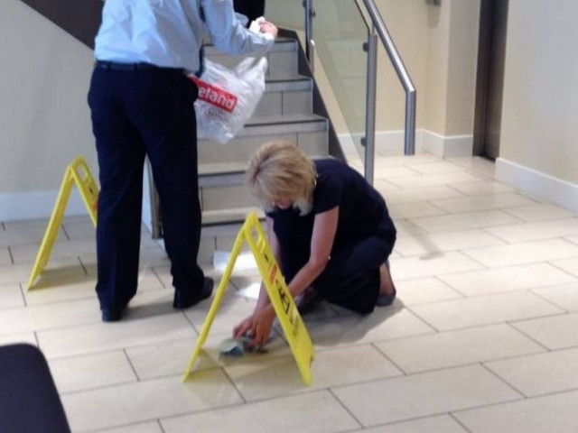 Πήγε στην τράπεζα και αφόδευσε! (pics)