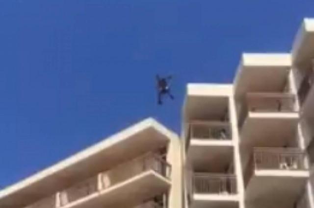 Τολμηρή βουτιά στην πισίνα από ταράτσα ξενοδοχείου (vid)