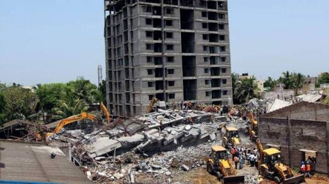 Ινδία: Ανασύρθηκαν ζωντανοί από τα ερείπια του κτιρίου