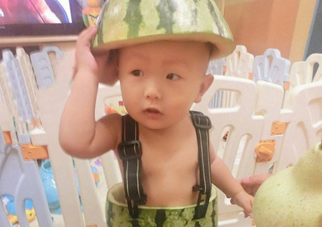 Αυτή είναι η λύση στο φετινό καύσωνα! Δείτε τι φοράει ο 5χρονος (pics)