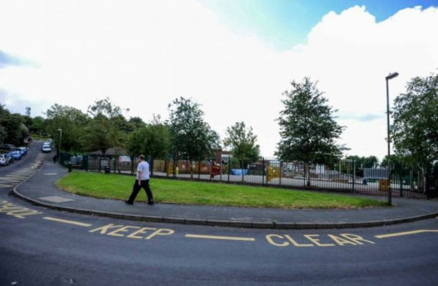 Σοκ: Κρέμασαν σκύλο έξω από δημοτικό σχολείο! (pics)