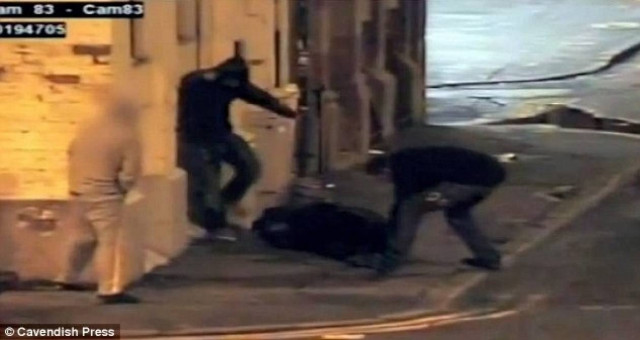 Βίντεο- σοκ: Μεθυσμένοι κακοποιούν άντρα! (pics+video)