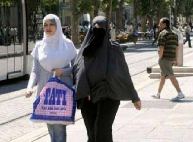 Αυστρία: Να απαγορευθεί η μπούρκα ζητεί το ακροδεξιό εθνικιστικό Κόμμα