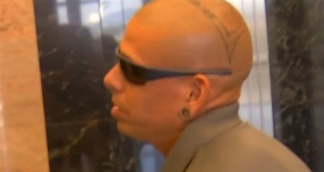 Έδωσε όπλο στη μικρή κόρη του και την άφησε μόνη για να... χτυπήσει τατουάζ!