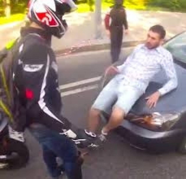 Προκάλεσε τροχαίο για να της κάνει πρόταση γάμου! (βίντεο)