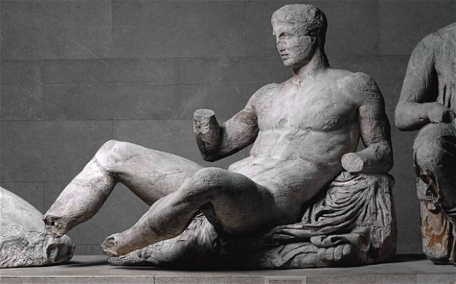 «Σπάνε» σε κομμάτια τα Μάρμαρα του Παρθενώνα για να τα μετακινήσουν