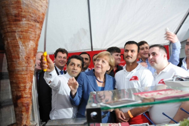 Η Μέρκελ κόβει… γύρο! (video+photos)