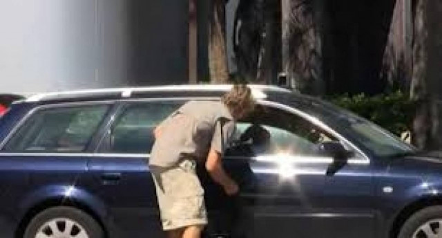 Εσείς τι θα κάνατε αν ένας άγνωστος έμπαινε στο αυτοκίνητό σας; (vid)