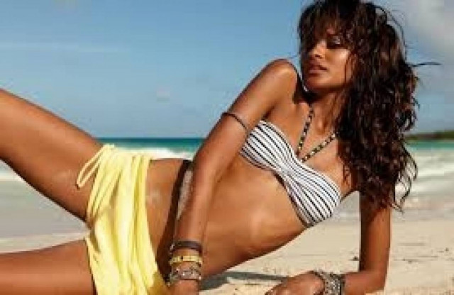 Βγείτε… topless με μαγιό στην παραλία