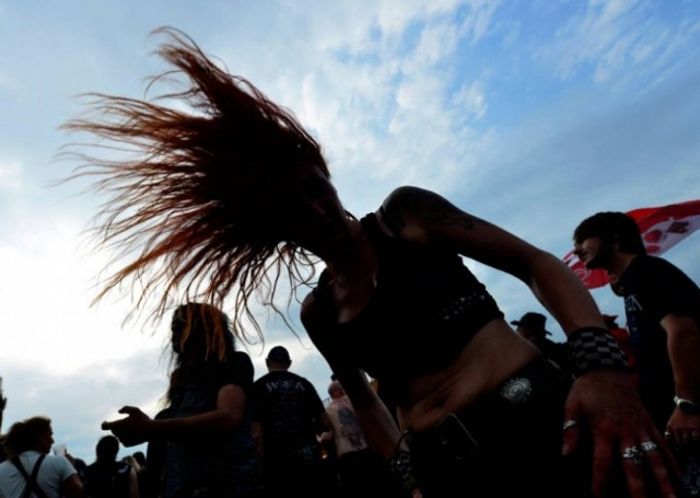 Προσοχή: To... headbanging μπορεί να βλάψει την υγεία!