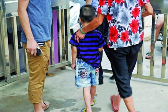 Δάσκαλος έκαψε τα γεννητικά όργανα μαθητή γιατί ήταν άτακτος! (pics)