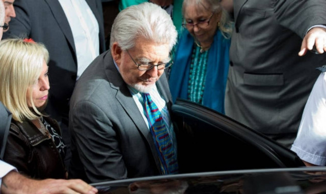 Διάσημος παρουσιαστής του BBC καταδικάστηκε για σεξουαλικές επιθέσεις σε ανήλικα κορίτσια